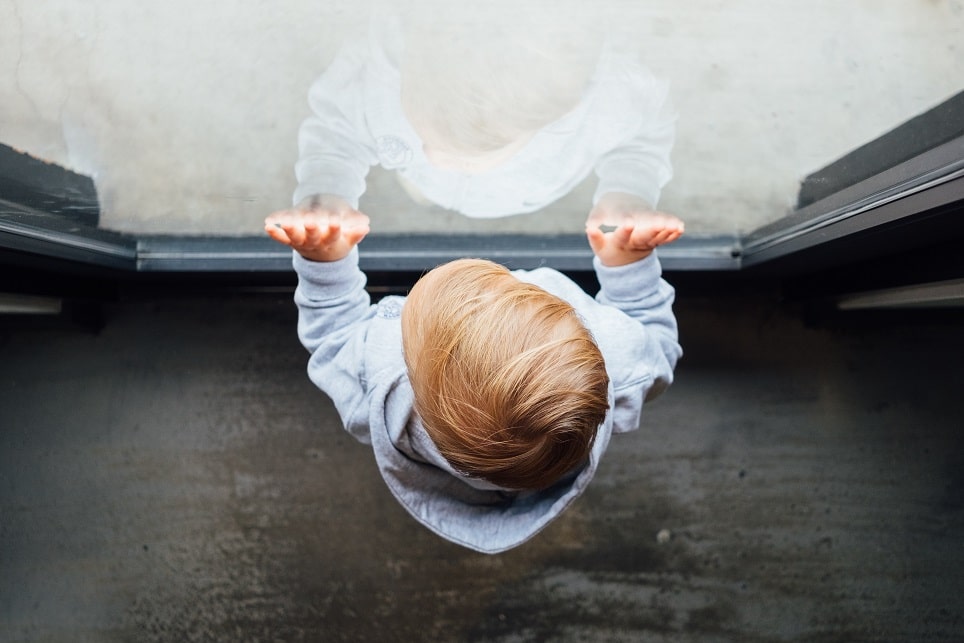 Hoe oefen en stimuleer je staan baby