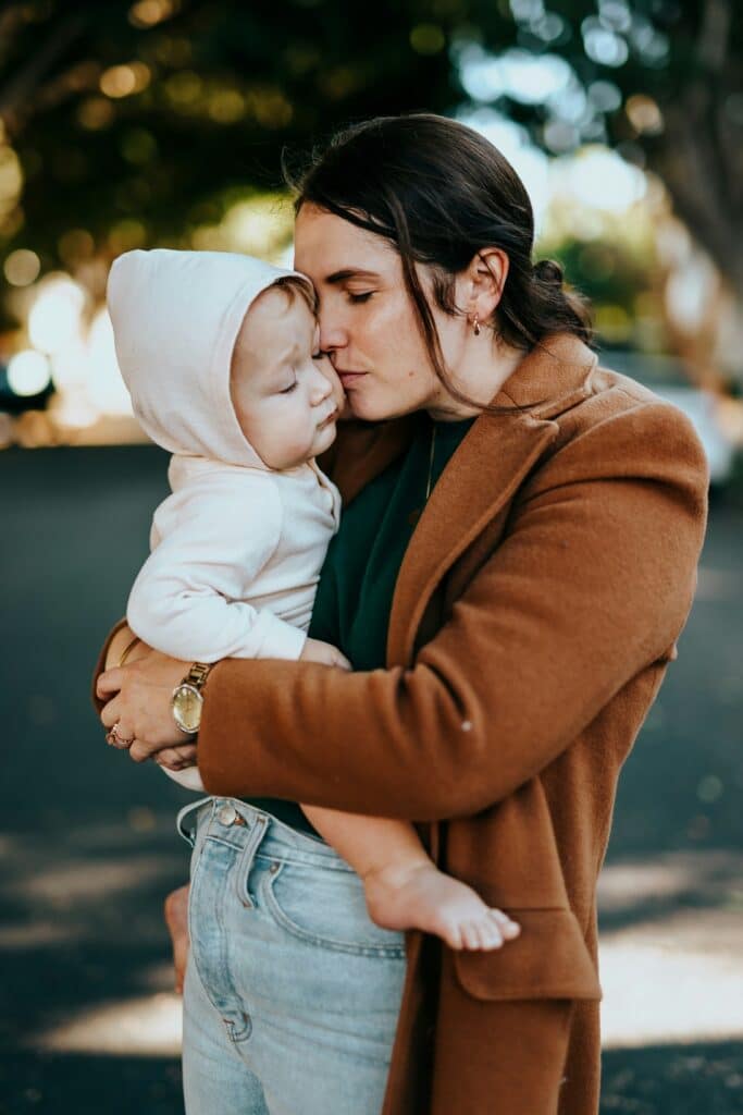 Hoe verloopt de sociaal-emotionele ontwikkeling van je baby? Lees over de ontwikkelingsfasen en mijlpalen.